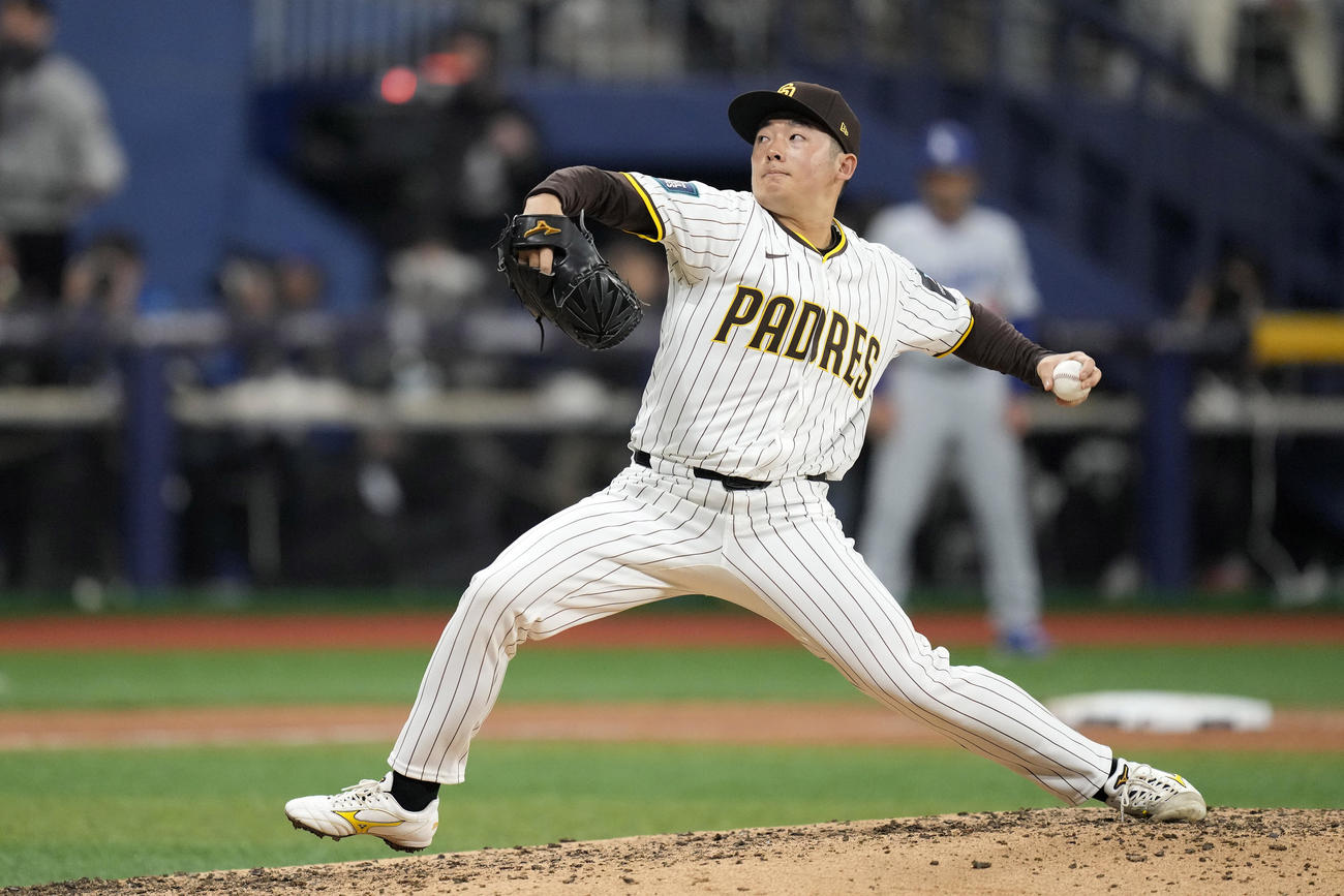 パドレス対ドジャース　6回表1死、メジャー初登板を果たした松井裕樹（AP)