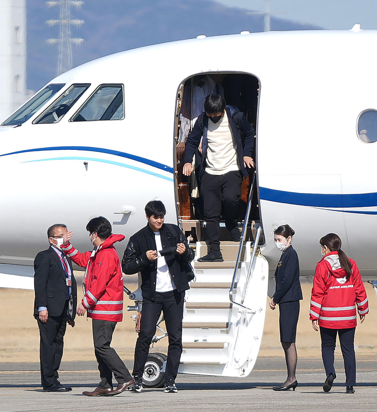 名古屋空港にチャーター機で降り立つ大谷（中央）。後方は水原通訳（2023年3月3日撮影）
