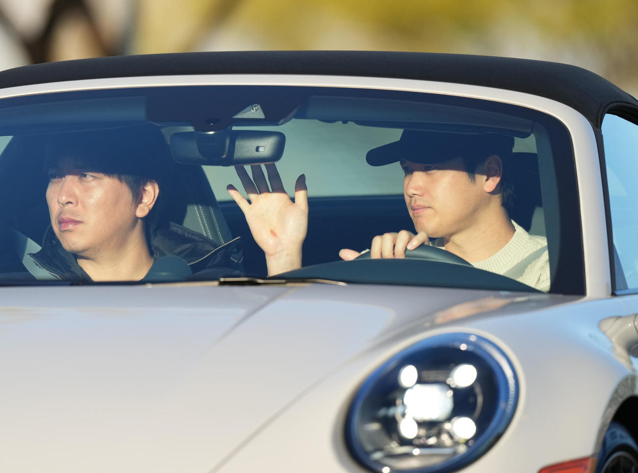 2月13日、ドジャース大谷翔平の運転でキャンプ地の施設に入る水原一平通訳（左）（撮影・菅敏）