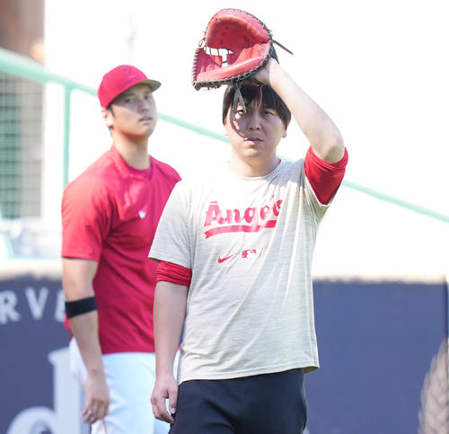 キャッチボールをする大谷(左)に打撃練習のボールが当たらないように見張る水原通訳(2022年8月12日撮影)