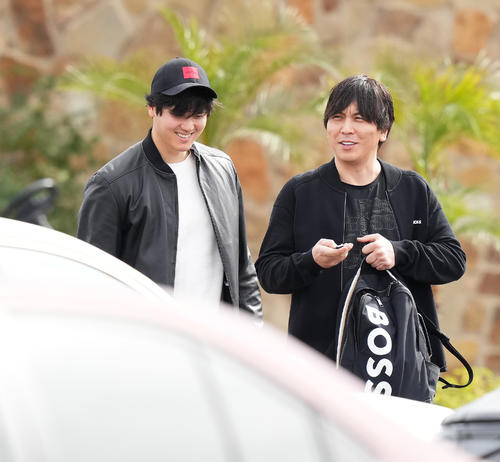 2月5日、キャンプ地で自主トレをしたドジャース大谷翔平とともに引き揚げる水原一平通訳(右)(撮影・菅敏)