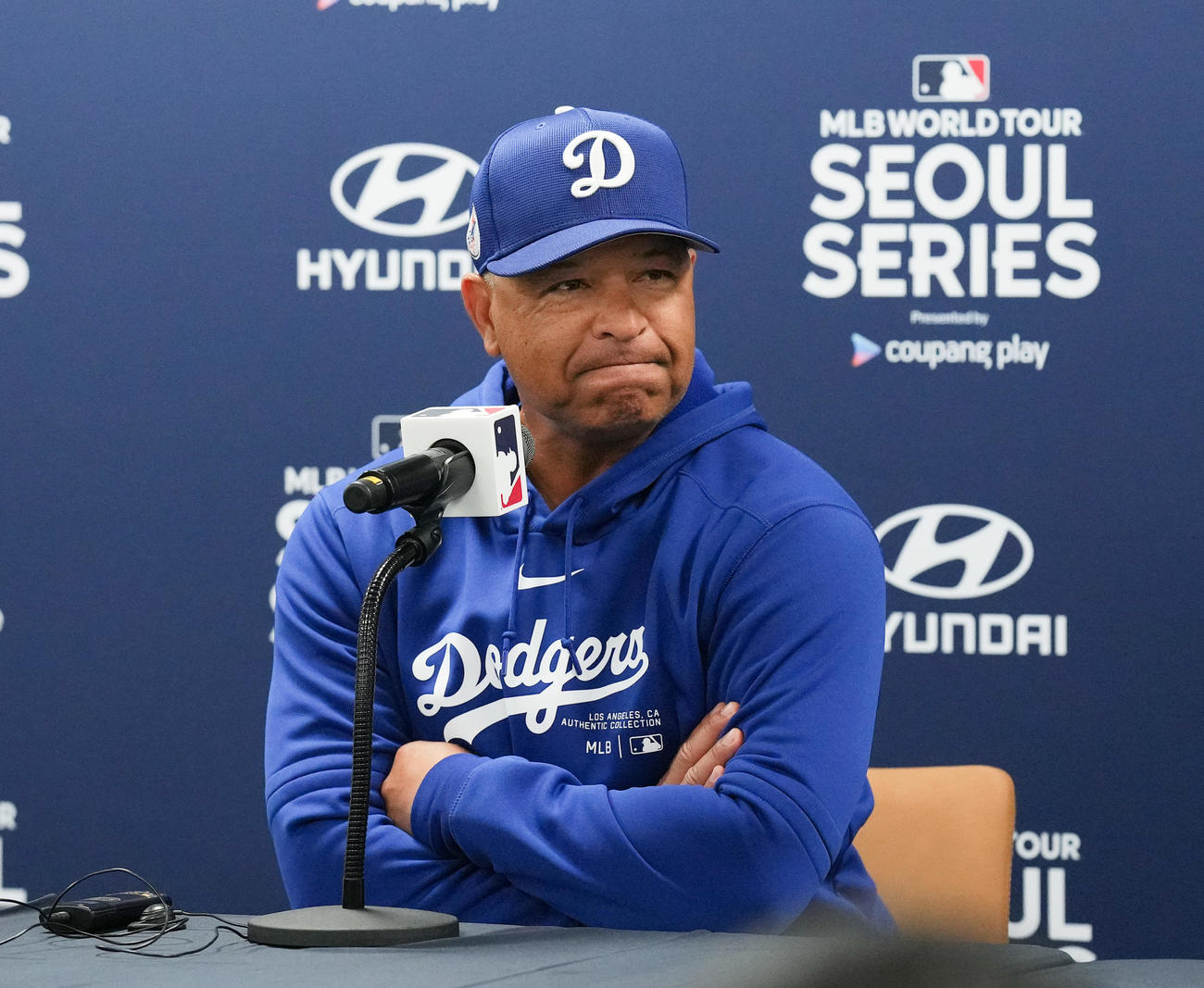 ドジャース対パドレス　会見で記者の質問に答えるドジャース・ロバーツ監督（撮影・菅敏）