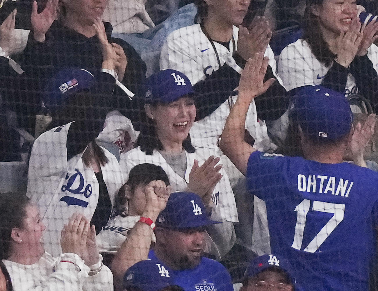 20日、ドジャースの追加点にファンと喜ぶ真美子夫人（中央)（撮影・菅敏）