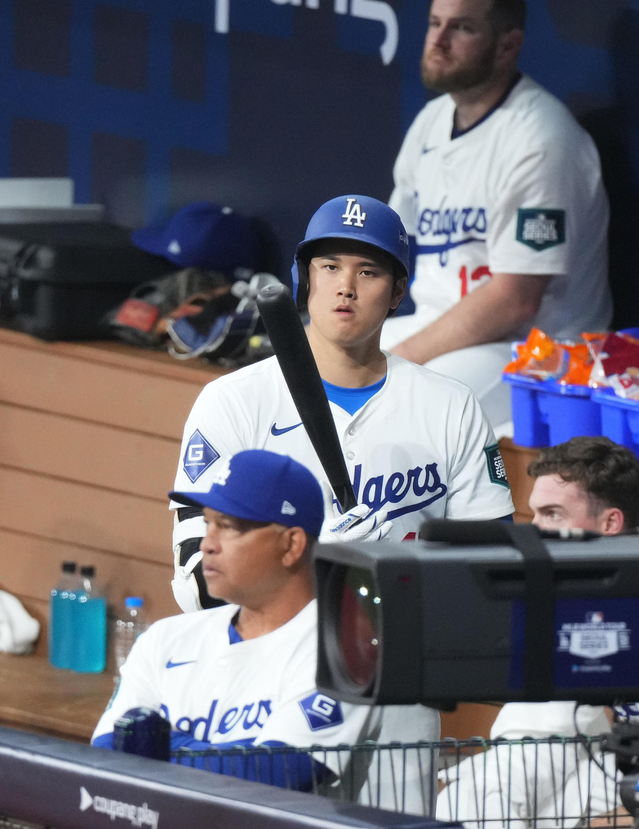 ドジャース対パドレス　2回、バットを手に打席に備えるドジャース大谷（撮影・菅敏）