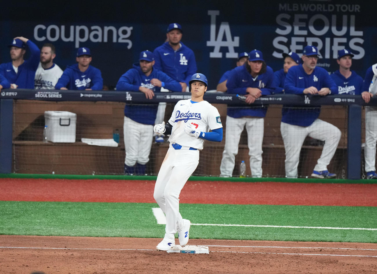 ドジャース対パドレス　2回裏ドジャース1死二、三塁、右犠飛を放った大谷（撮影・菅敏）