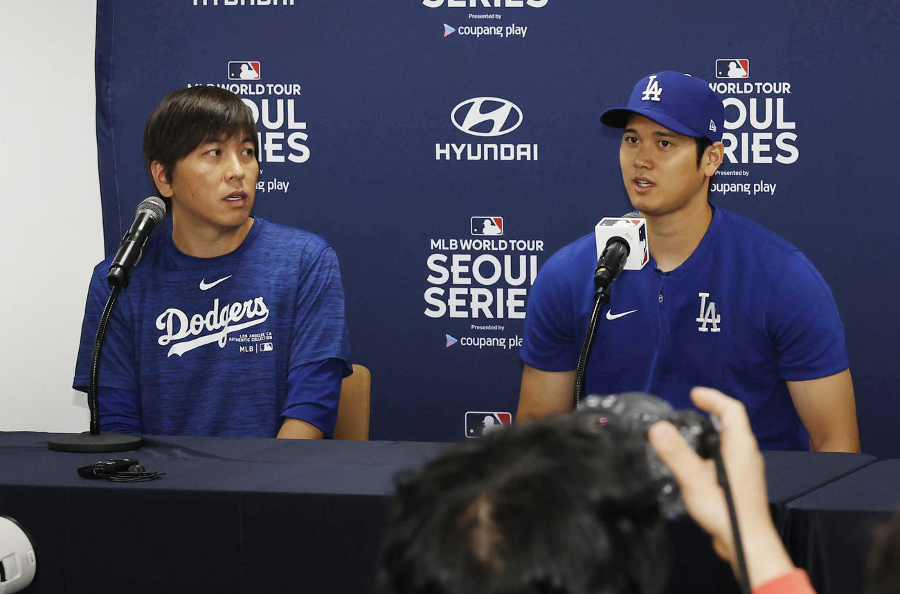 16日、米大リーグの開幕戦を前に、記者会見するドジャースの大谷翔平（右）と通訳の水原一平氏＝ソウル（共同）