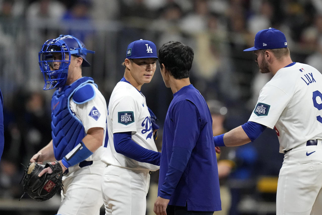 マウンドで山本由伸に声をかけるアイアトン通訳（AP)
