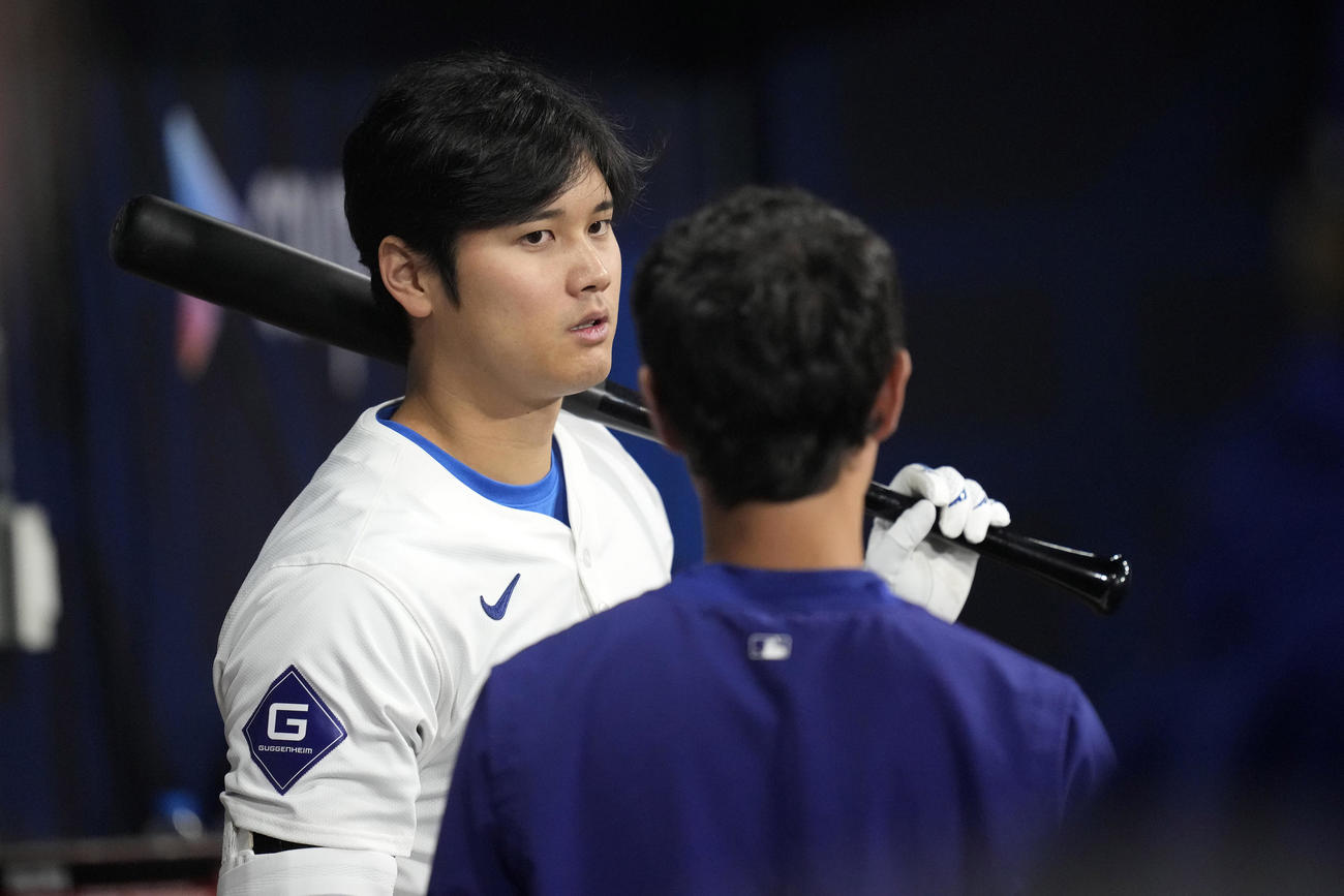 大谷と話すアイアトン氏（AP)