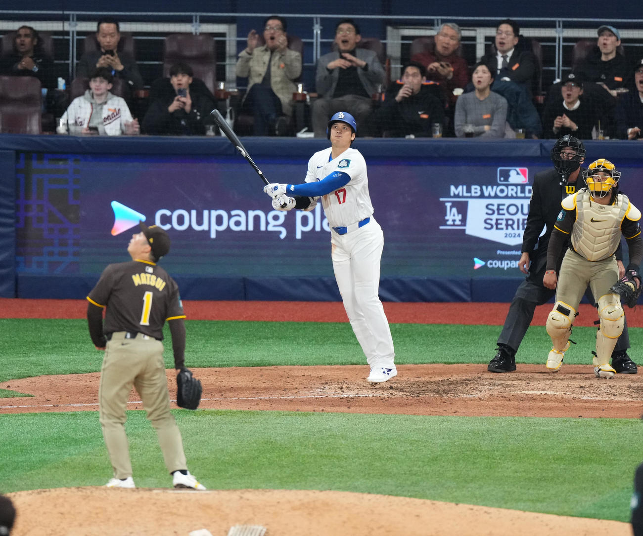 ドジャース対パドレス　7回裏ドジャース1死一塁、右飛に打ち取られる大谷。投手松井（撮影・菅敏）