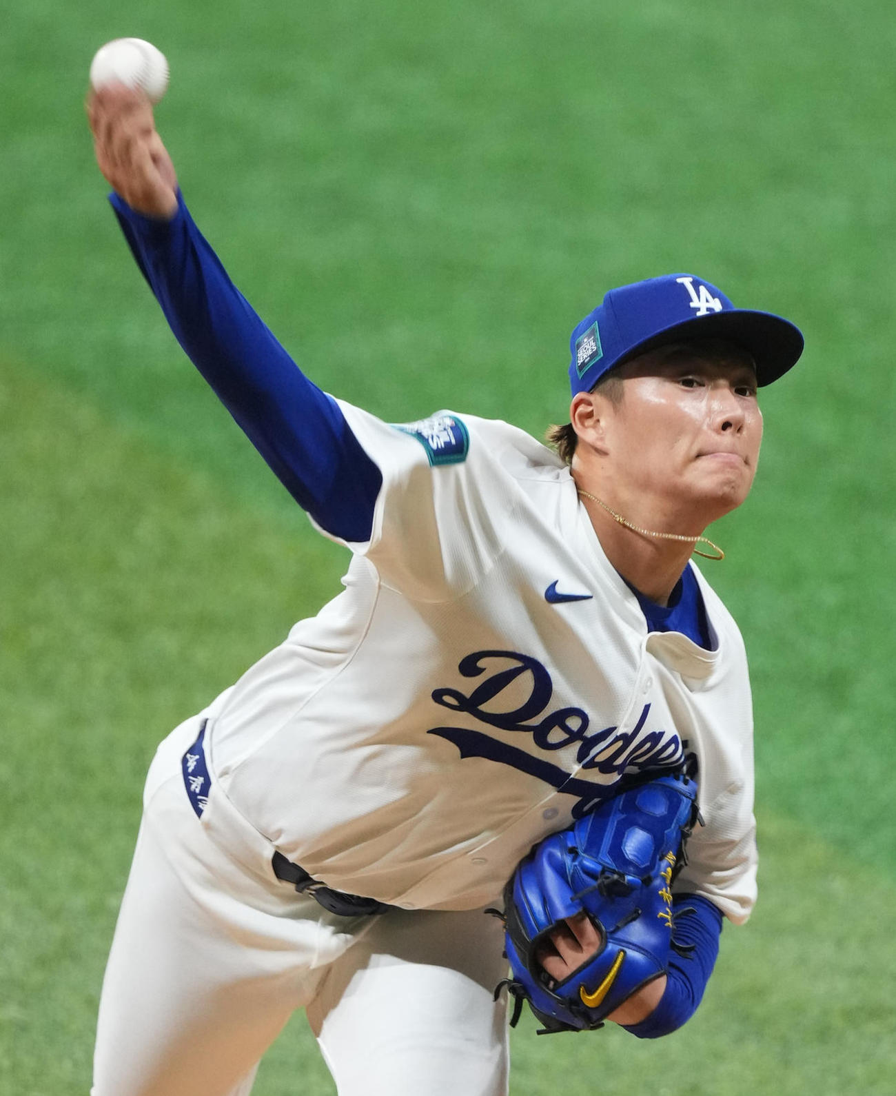 ドジャース対パドレス　1回、投球するドジャース山本由伸（撮影・菅敏）