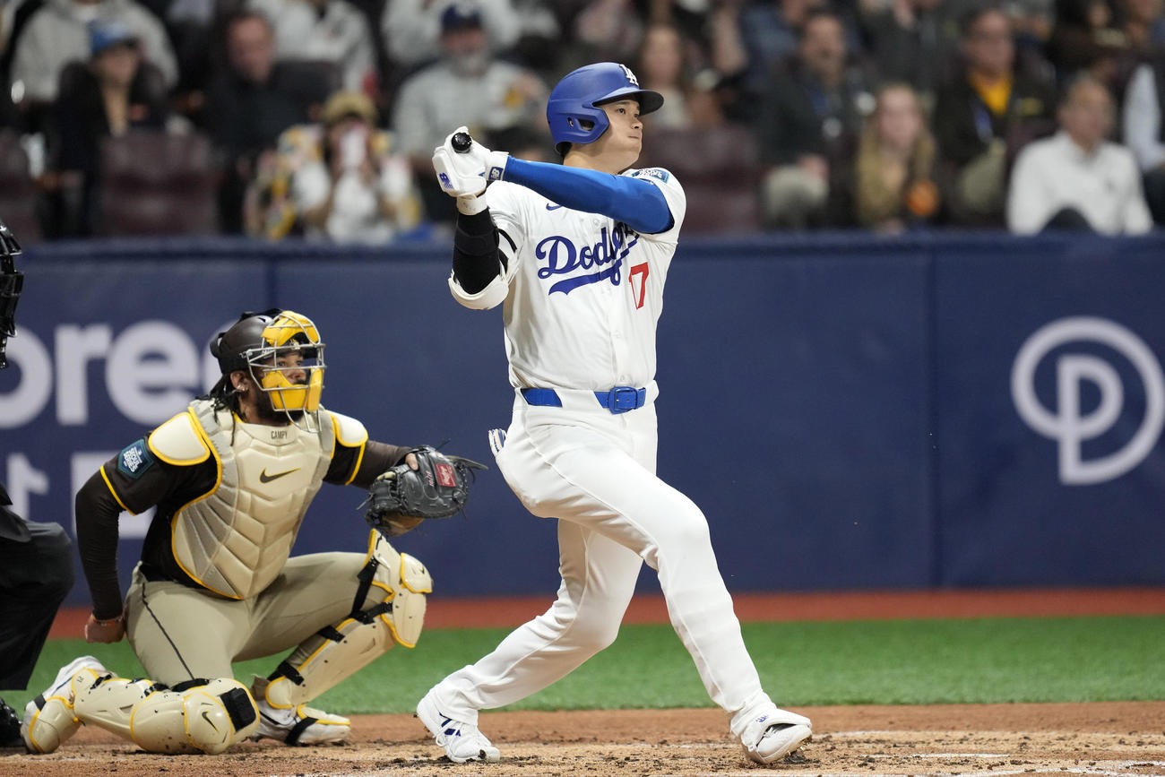 2回、犠飛を放つ大谷翔平（AP）