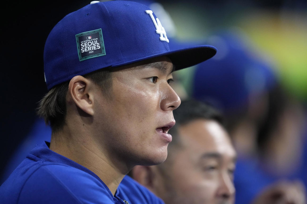 ドジャース対パドレス　降板後ベンチで厳しい表情の山本由伸（AP）