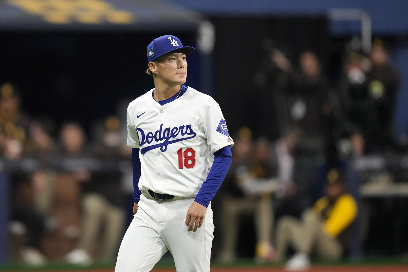 ドジャース対パドレス　1回に5点を失いベンチに戻る山本由伸（AP)