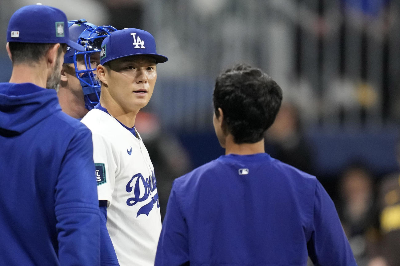 ドジャース対パドレス　初回に5失点を喫した山本由伸（AP)