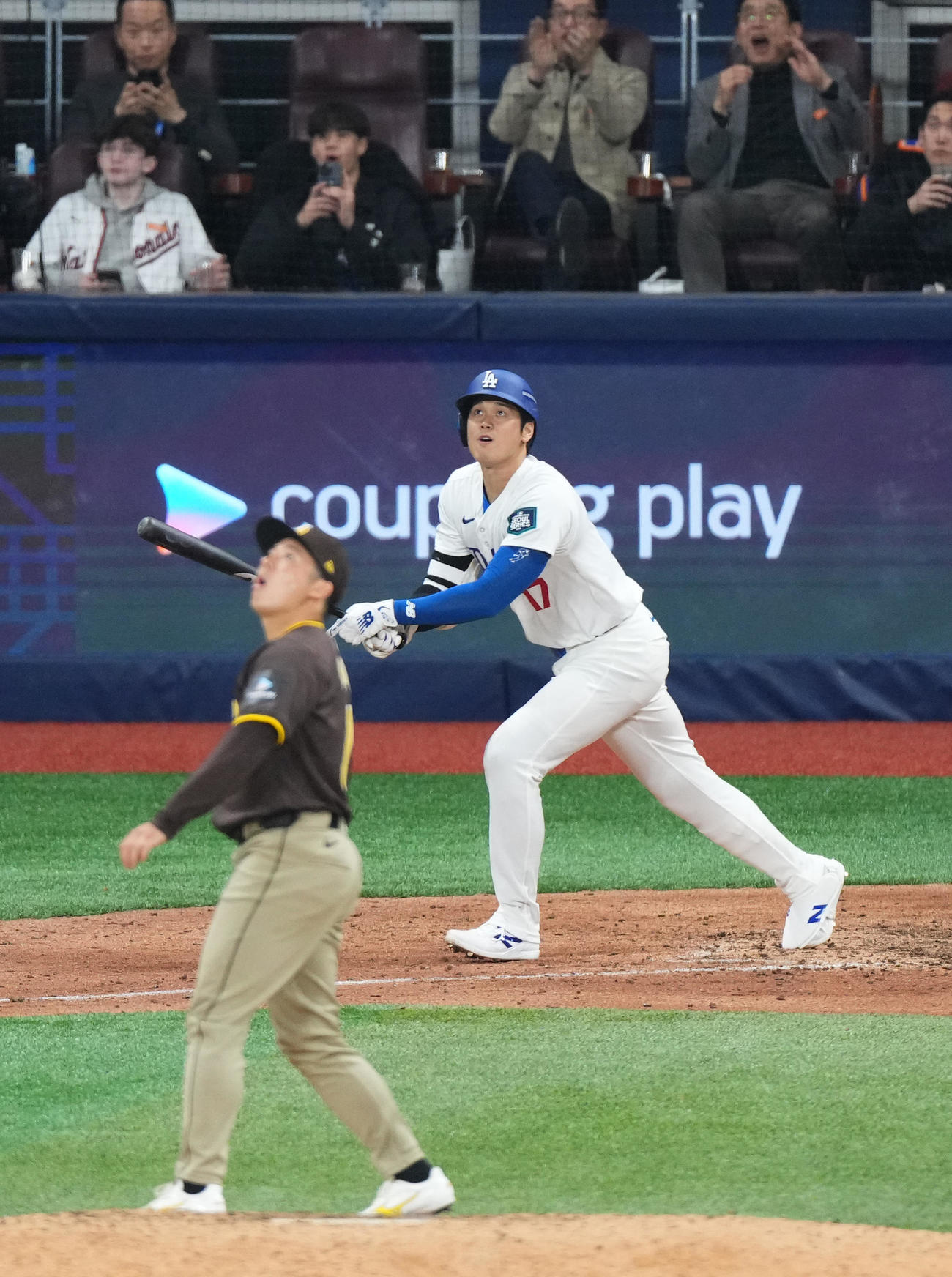 ドジャース対パドレス　7回裏ドジャース1死一塁、右飛に打ち取られる大谷。投手松井（撮影・菅敏）