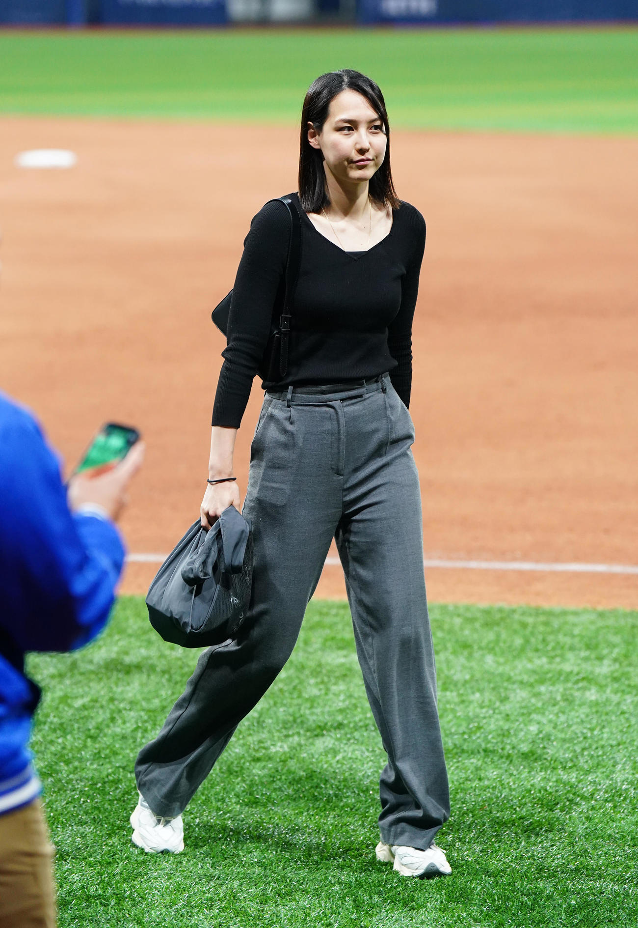 ドジャース対パドレス　試合後にフィールドで関係者と笑顔で話す真美子夫人（撮影・菅敏）