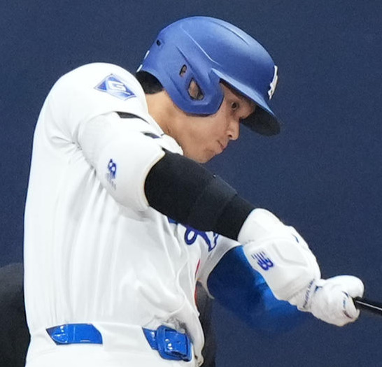 ドジャース対パドレス　1回、右前打を放つ大谷翔平（撮影・菅敏）