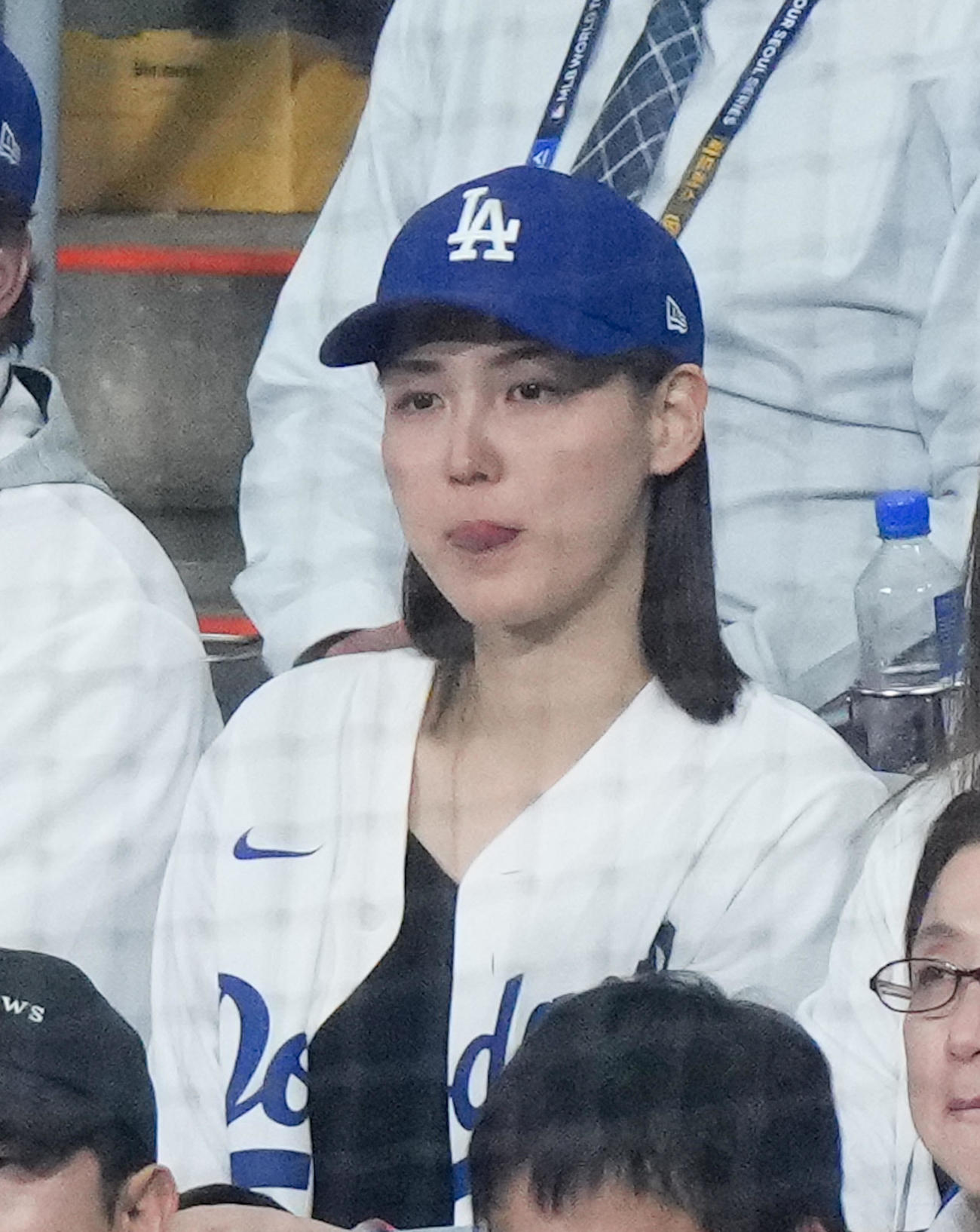 ドジャース対パドレス　スタンドから見守る真美子夫人（撮影・菅敏）