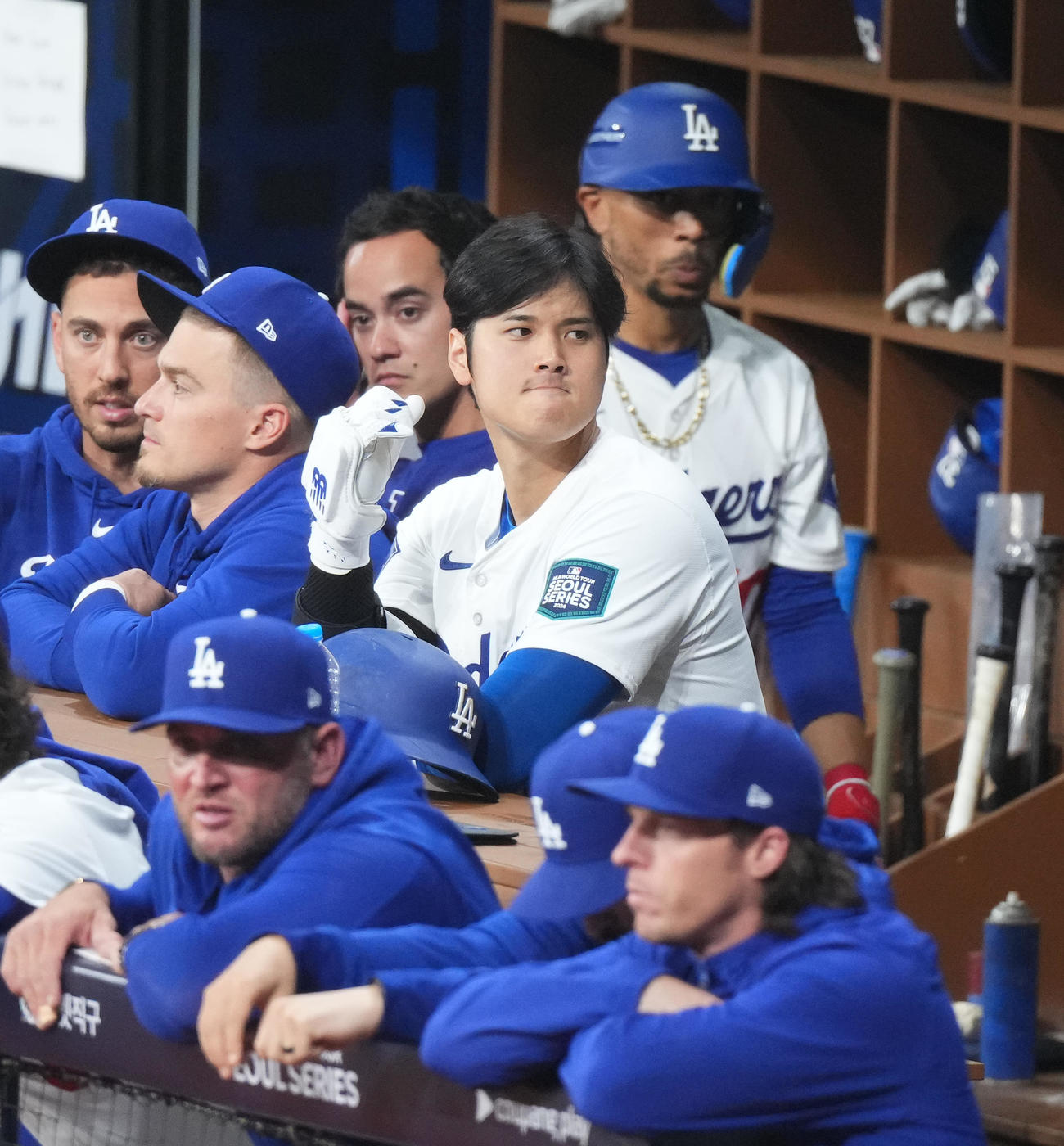 ドジャース対パドレス　2回、ベンチで打撃のイメージをふくらませるドジャース大谷（2024年3月21日撮影）