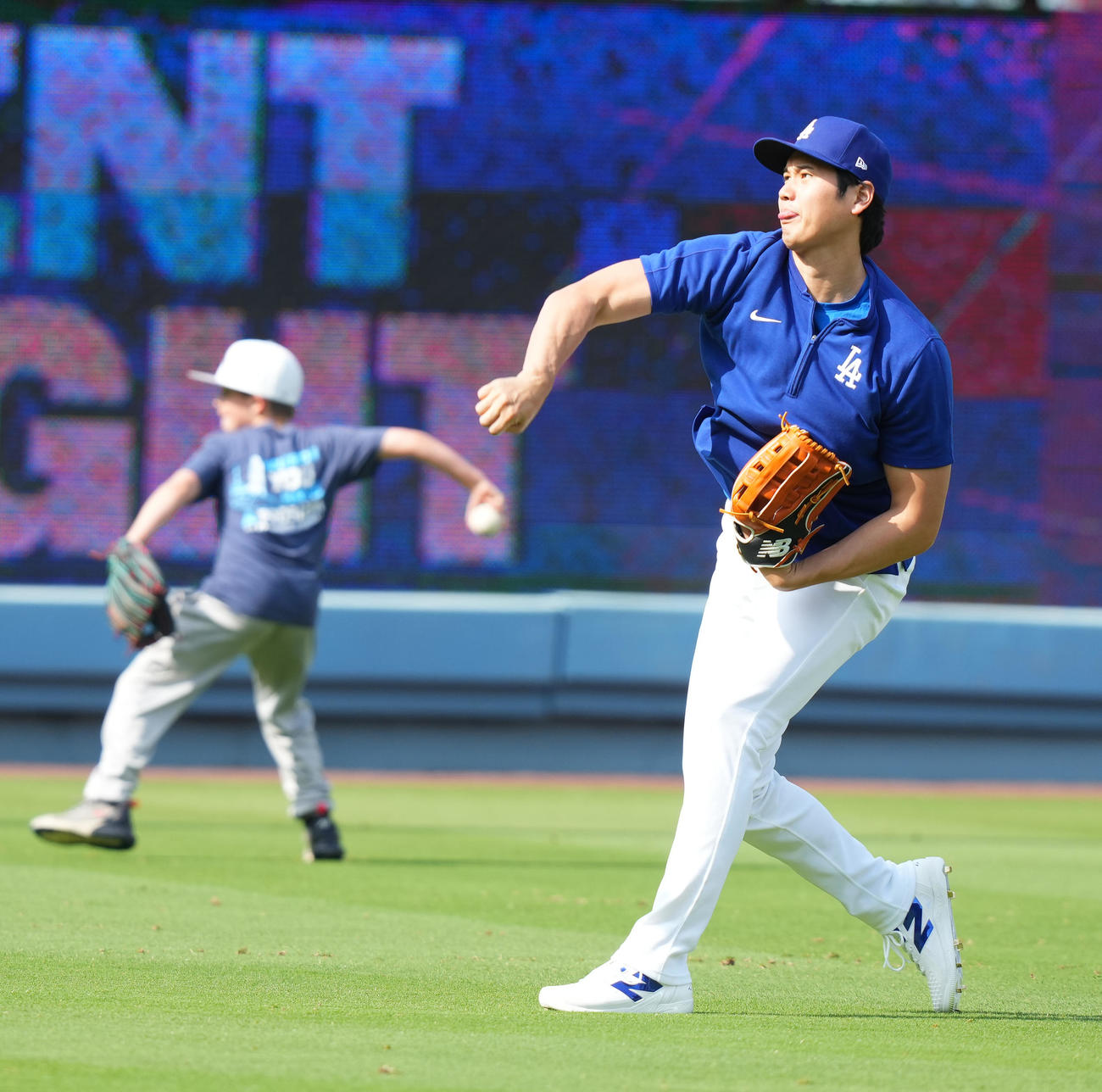 ドジャース対ブレーブス　試合前、関係者の子供と並んでキャッチボールで調整するドジャース大谷（右）