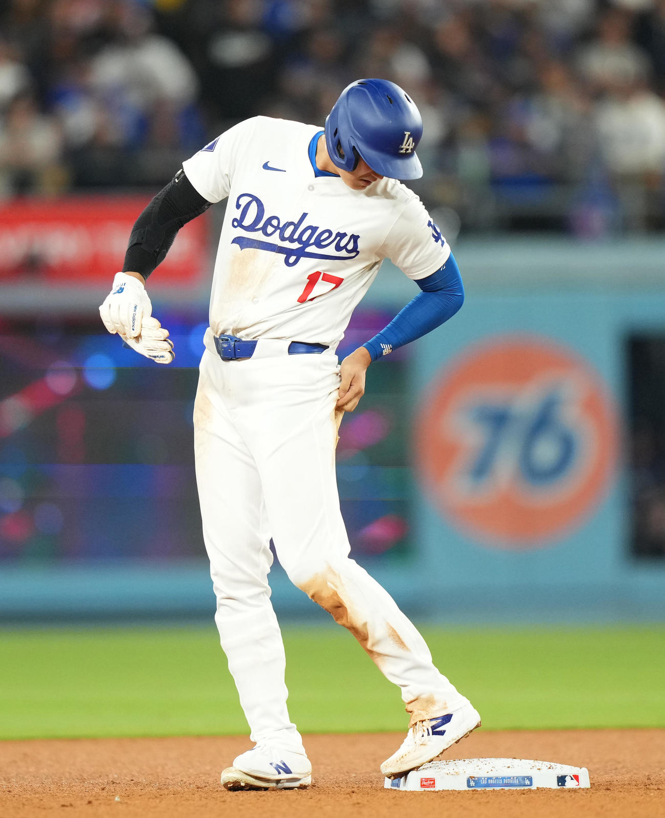 ドジャース対ブレーブス　8回裏ドジャース2死一塁、打者スミスの時、二塁盗塁を決めた大谷は、破れたユニホームをのぞき込む（撮影・菅敏）