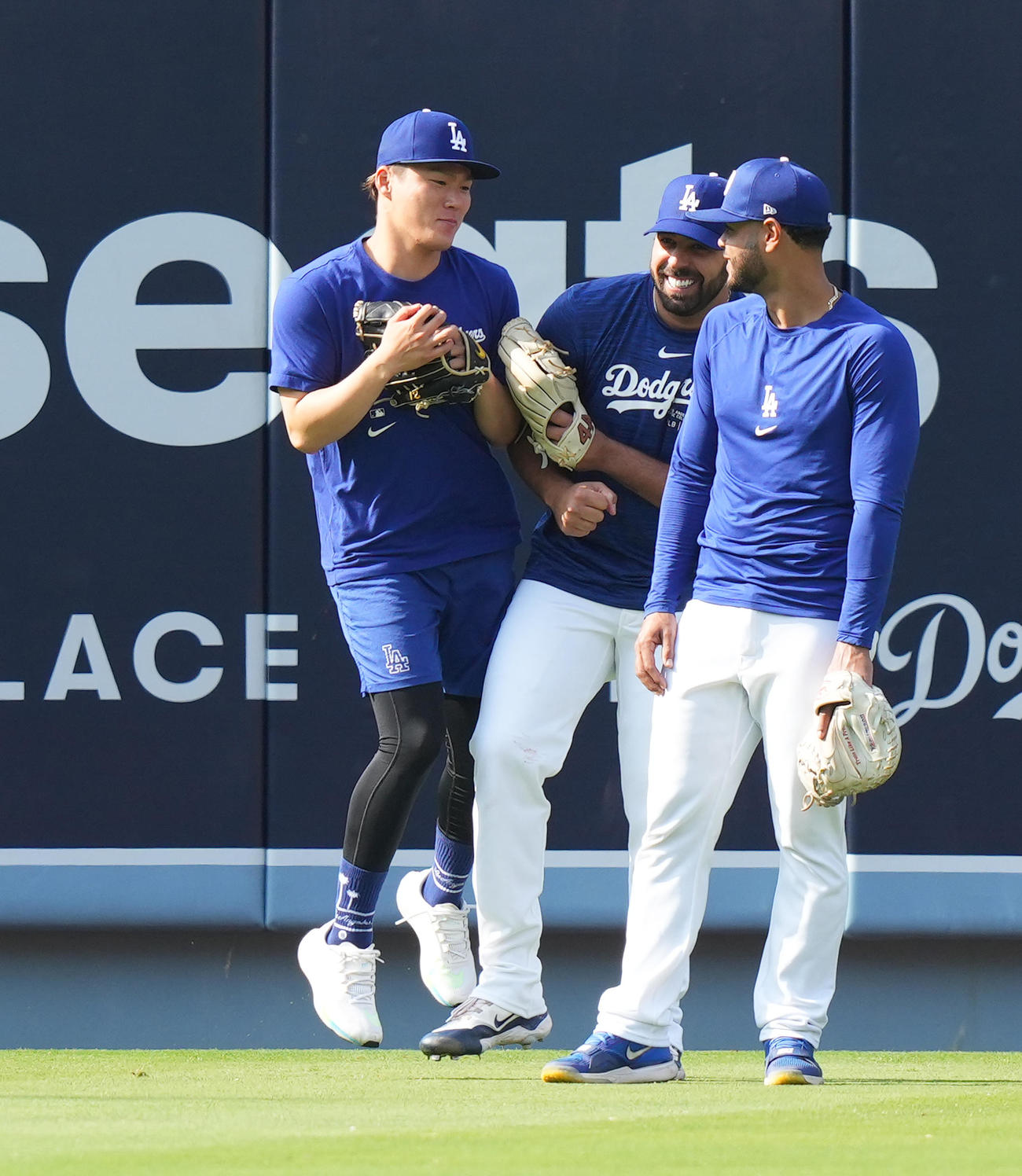 ドジャース対ブレーブス　試合前の練習中に同僚にタックルするドジャース山本（左）（撮影・菅敏）
