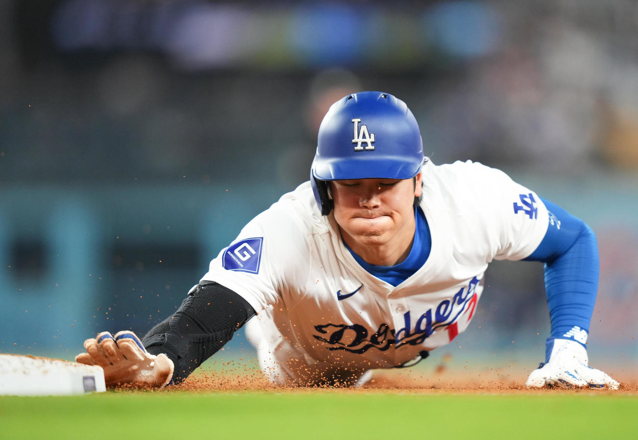 ドジャース対ブレーブス　3回裏ドジャース1死一塁、打者フレディ・フリーマンの時、一塁に帰塁する大谷（撮影・菅敏）
