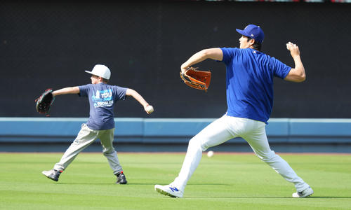 ドジャース対ブレーブス 試合前、関係者の子供と並んでキャッチボールで調整するドジャース大谷(右)