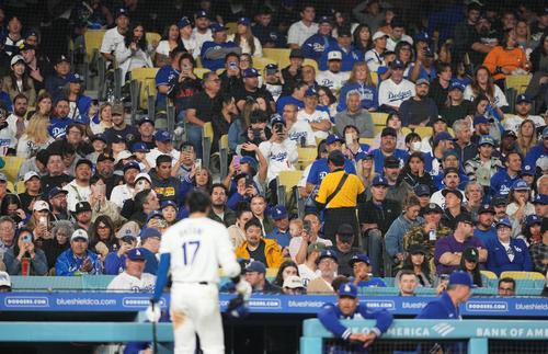 ドジャース対ブレーブス 5回裏ドジャース1死、空振りの三振に倒れベンチに戻る大谷(手前)を前にするファン(撮影・菅敏)