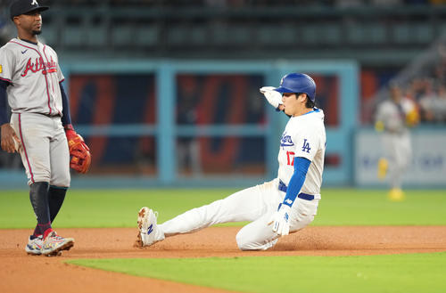 ドジャース対ブレーブス 8回裏ドジャース2死一塁、打者ウィル・スミスの時、二塁盗塁をきめる大谷(撮影・菅敏)