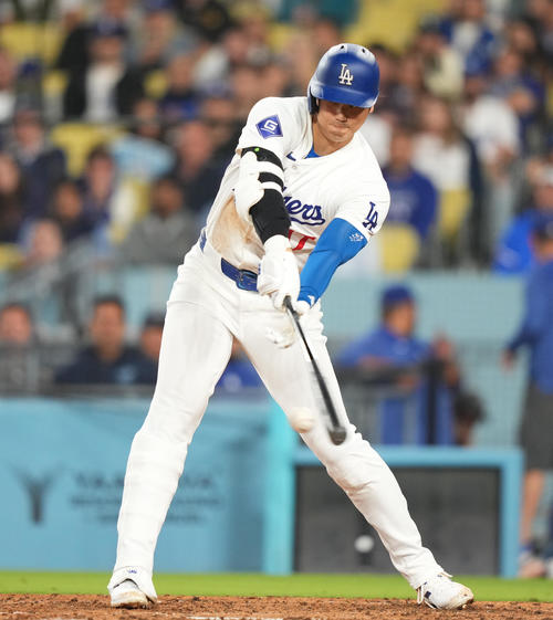 ドジャース対ブレーブス 10回裏ドジャース1死二塁、中前に同点の適時打を放つ大谷(撮影・菅敏)