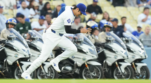 ドジャース対ブレーブス 試合前、フィールドに並ぶ警察官を前にアップするドジャース大谷(撮影・菅敏)