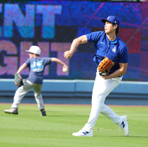 ドジャース対ブレーブス 試合前、関係者の子供と並んでキャッチボールで調整するドジャース大谷(右)