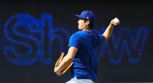 ドジャース対ブレーブス 試合前、キャッチボールで調整するドジャース大谷(撮影・菅敏)