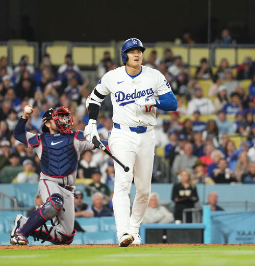 ドジャース対ブレーブス 3回裏ドジャース1死、四球を選ぶ大谷(撮影・菅敏)