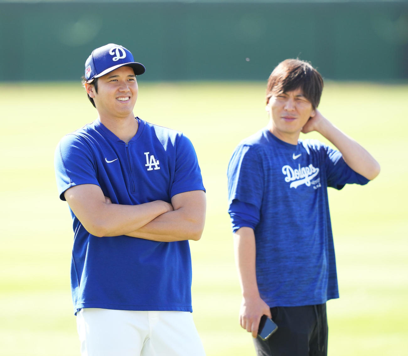 リラックスした表情で練習をするドジャース大谷。右は水原一平氏（2024年3月12日撮影）