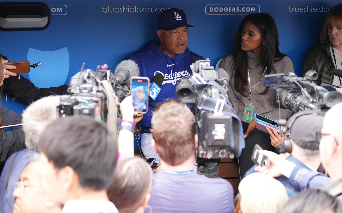 ドジャース対エンゼルス　試合前、記者の質問に答えるドジャース・ロバーツ監督（中央）