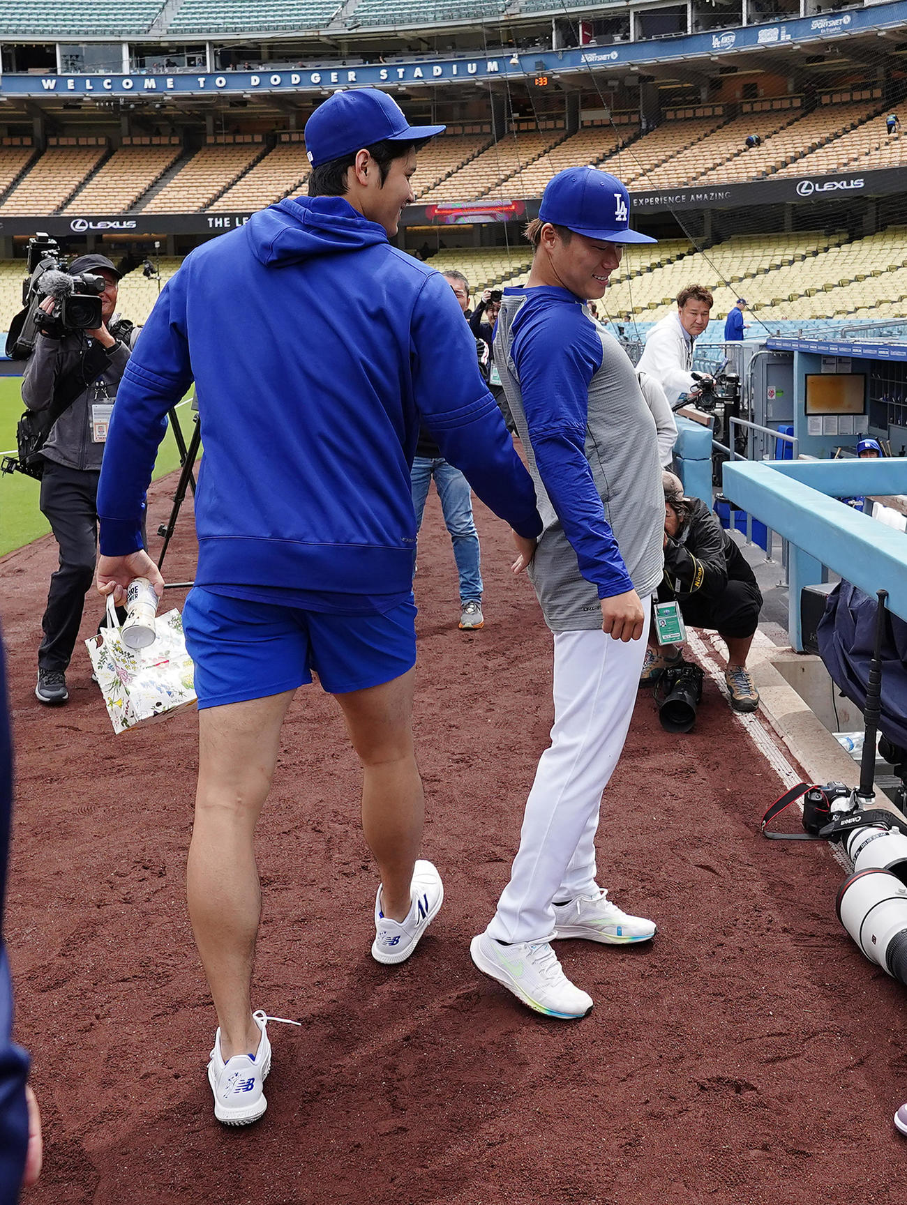 ドジャース対エンゼルス　試合前、エンゼルスナインにあいさつしたドジャース大谷は山本（右）のお尻をたたく（撮影・菅敏）