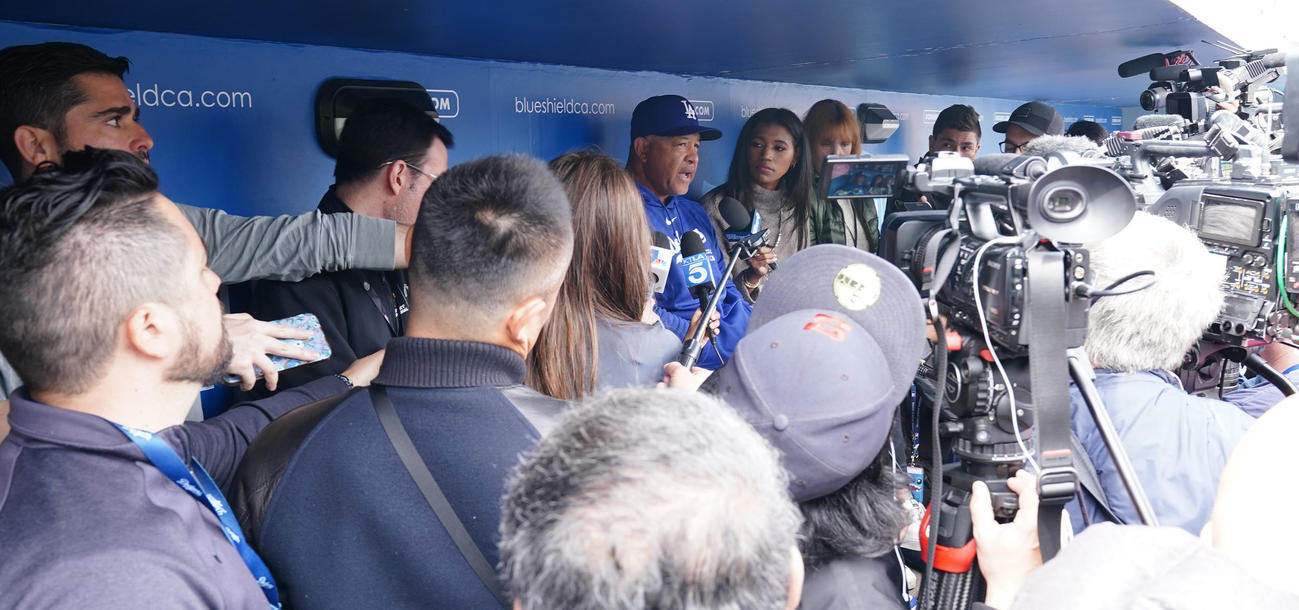 ドジャース対エンゼルス　試合前、記者の質問に答えるドジャース・ロバーツ監督（中央）（撮影・菅敏）
