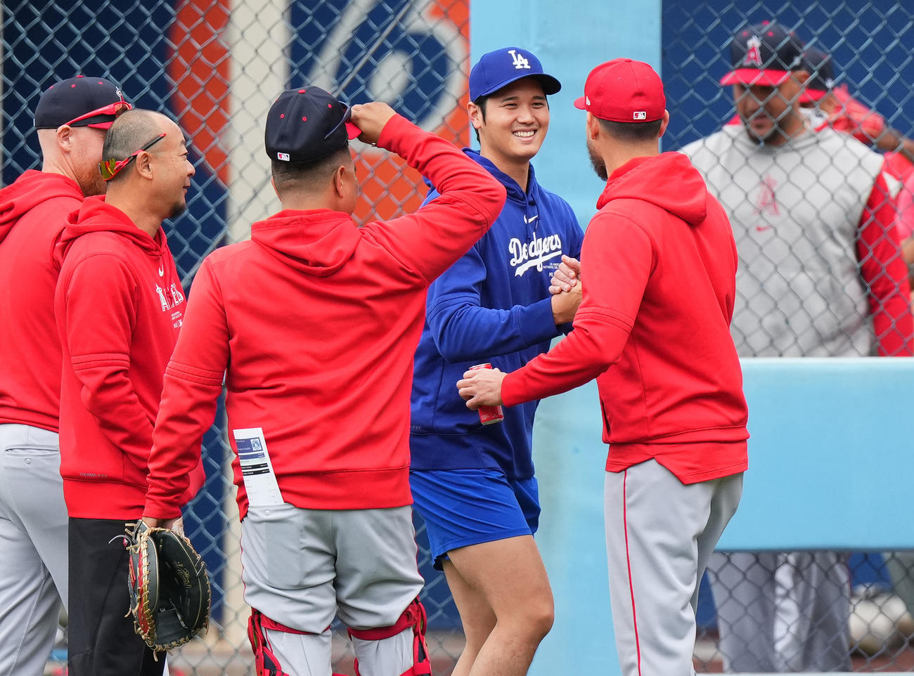 ドジャース対エンゼルス　試合前、エンゼルスのナインや関係者にあいさつするドジャース大谷（右から2人目）（撮影・菅敏）
