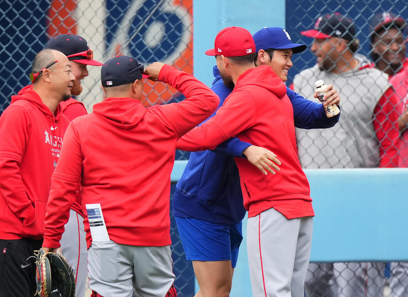 ドジャース対エンゼルス　試合前、エンゼルスのナインや関係者にあいさつするドジャース大谷（右端）（撮影・菅敏）