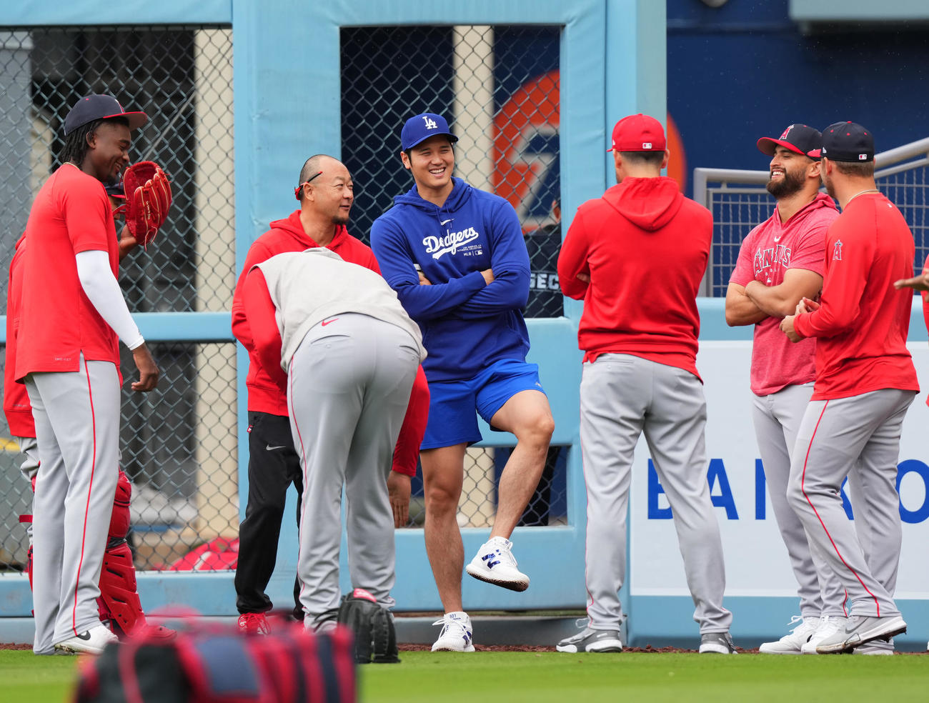 ドジャース対エンゼルス　試合前、エンゼルスのナインや関係者にあいさつするドジャース大谷（中央）（撮影・菅敏）