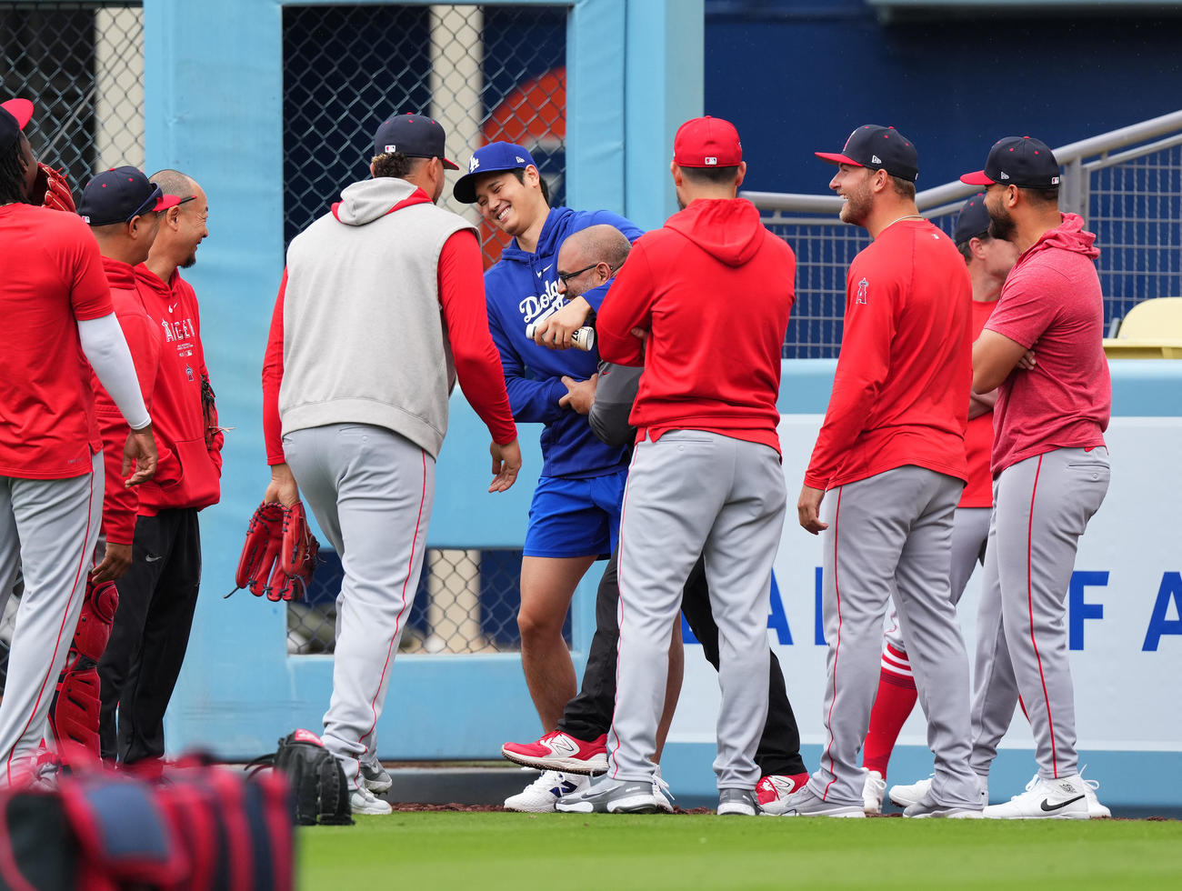 ドジャース対エンゼルス　試合前、エンゼルスの関係者とじゃれるドジャース大谷（中央）（撮影・菅敏）