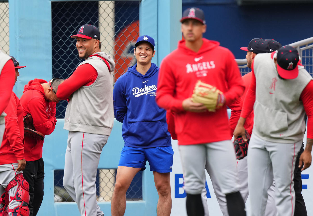 ドジャース対エンゼルス　試合前、エンゼルスのナインや関係者と笑顔で話すドジャース大谷（中央）（撮影・菅敏）