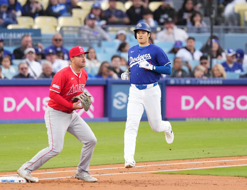 ドジャース対エンゼルス　1回裏ドジャース1死、三ゴロに倒れる大谷（右）（撮影・菅敏）