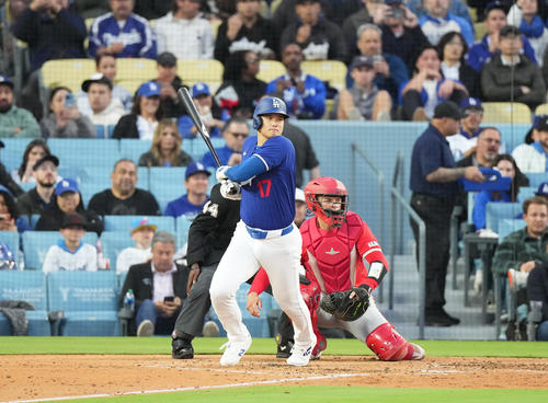 ドジャース対エンゼルス　3回裏ドジャース無死、遊ゴロに倒れる大谷（撮影・菅敏）