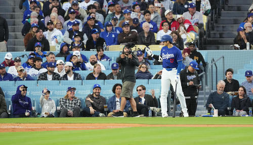 ドジャース対エンゼルス　3回の打席を前にファンに手を振るドジャース大谷（撮影・菅敏）