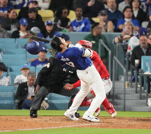 ドジャース対エンゼルス　5回裏ドジャース2死、顔面付近のボールを避けて四球を選ぶ大谷（撮影・菅敏）