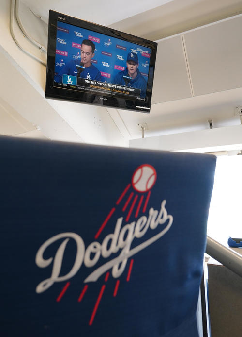 ドジャースタジアムの記者席に映されたドジャース大谷の会見（撮影・菅敏）