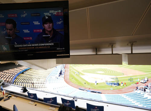 ドジャースタジアムの記者席に映されたドジャース大谷の会見（撮影・菅敏）